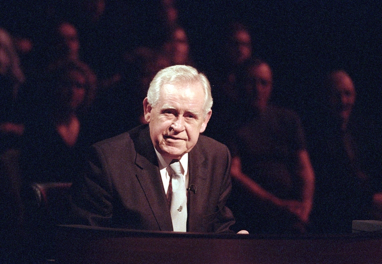 File:Magnusson magnus atdesk.jpg