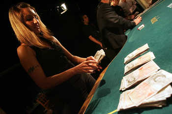 File:Poker den cash.jpg
