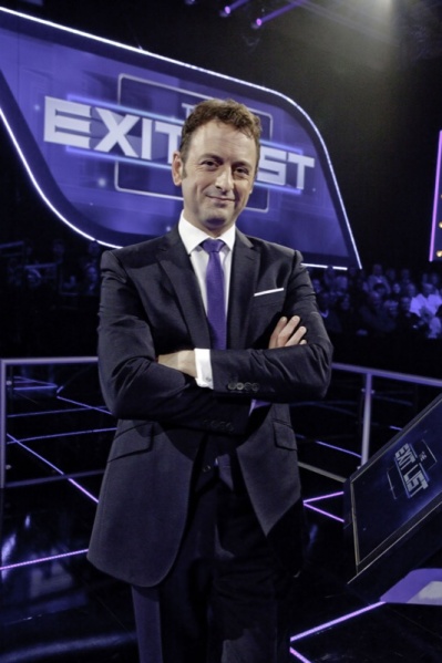 File:Exitlist mattalwright foldedarms.jpg