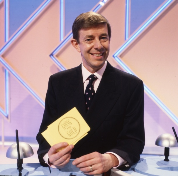 File:Goingforgold kelly holdingcard.jpg