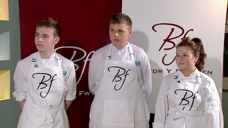 File:Brwydr y Fwydlen Cooks in aprons.jpg